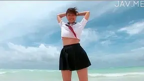 Teen 18+ asiático lindo expone su cuerpo joven y bello