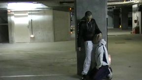 baise dans un parking par une racaille de citeabuse dans un parking public ...
