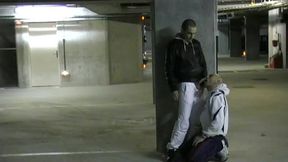 baise dans un parking par une racaille de citeabuse dans un parking public ...