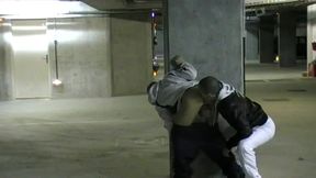 baise dans un parking par une racaille de citeabuse dans un parking public ...