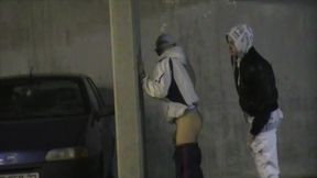 baise dans un parking par une racaille de citeabuse dans un parking public ...