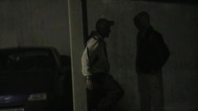 baise dans un parking par une racaille de citeabuse dans un parking public ...