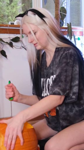 Must-see moment from &quot;Pumpkin Carving Distractions&quot;
