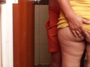Hermanastra follada en el baño antes de sus clases virtuales