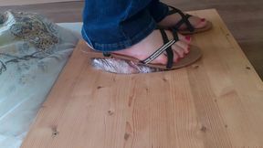 Sandal face crushing