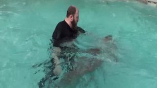 ワンダーウーマンのコスプレイヤーが悪役に拘束され水中に拘束される