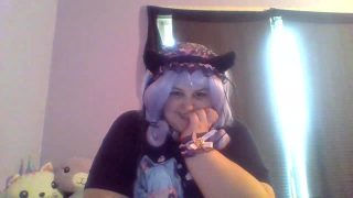 Chubby Neko Cosplayer se baise avec un gode