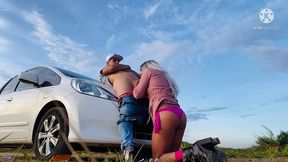 putaria na beira da estrada casal de namorados fudendo em cima do carro