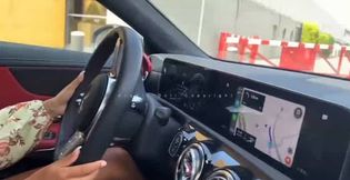 angela fait la salope dans la voiture