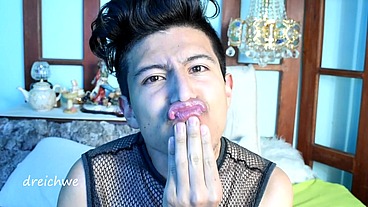 Flowers smell lips