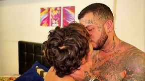 Macho goza duas vezes na buceta da meia-irma tatuada e muito safadinha !