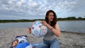 Beach Deflation Bliss – Loud Hissing Fun with Balls & Float!