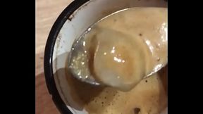 Un gla&ccedil_on de sperme dans mon caf&eacute_