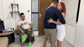 bailando con la esposa de mi amigo y aproveche para frotarle mi polla en su culo al frente de el ntr netorare