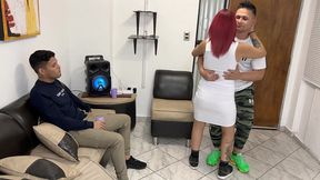 bailando con la esposa de mi amigo y aproveche para frotarle mi polla en su culo al frente de el ntr netorare