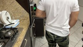 bailando con la esposa de mi amigo y aproveche para frotarle mi polla en su culo al frente de el ntr netorare