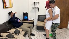 bailando con la esposa de mi amigo y aproveche para frotarle mi polla en su culo al frente de el ntr netorare