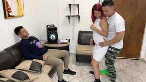 bailando con la esposa de mi amigo y aproveche para frotarle mi polla en su culo al frente de el ntr netorare