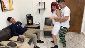 bailando con la esposa de mi amigo y aproveche para frotarle mi polla en su culo al frente de el ntr netorare