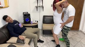 bailando con la esposa de mi amigo y aproveche para frotarle mi polla en su culo al frente de el ntr netorare