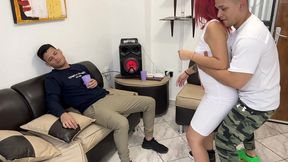 bailando con la esposa de mi amigo y aproveche para frotarle mi polla en su culo al frente de el ntr netorare