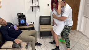 bailando con la esposa de mi amigo y aproveche para frotarle mi polla en su culo al frente de el ntr netorare