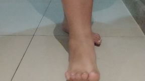 BBW esmagando comida com pés grandes pisoteando e saltando com suas solas largas.