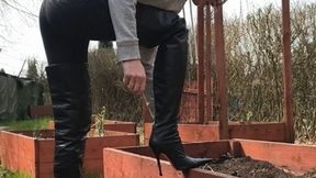ANIA - Boots as a Gardening Aid