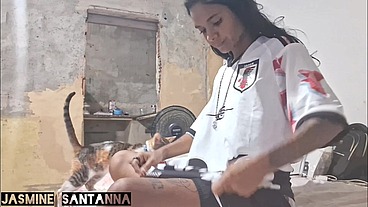 Novinho do tamanho de um jogador de futebol, comendo a nifetinha do porno