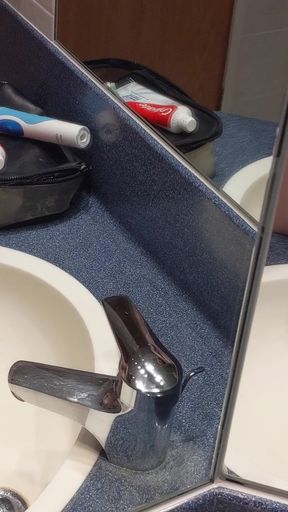 Hotel Bathroom Wanking and Cumming in Front of the Mirrors - Rockardglans