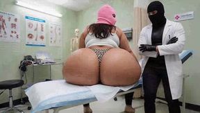 Masked Doctor Gives Perverted Oil Butt Massage to BBW Patient