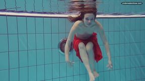 Libuse goes underwater in the pool