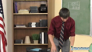 Sexo duro en una escuela fetichista: los amateurs tatuados Andy Kay, Atlanta Gray y Atlanta Grey acarician pollas grandes, hacen mamadas y pajas antes de follar analmente.