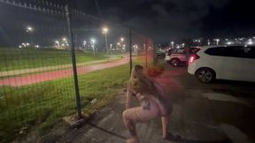 prlmas taradas por sexo dao a bucetinha para desconhecidos no estacionamento do supermercado geral olhando !! o que voce faria?