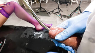 Çoraplı, iri kalçalı sarışın MILF hemşire Ema, sert bir anal ilişkiye giriyor ve bolca boşalıyor.