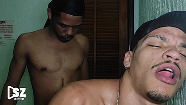 Interracial - Branquinho dando pro macho dotado