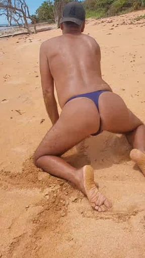 Ladysilva fazendo um striptease na praia exibindo sua bunda bronzeada com marquinha sexy