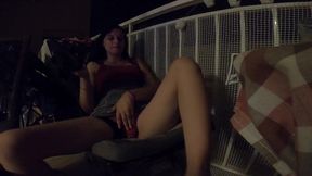il s amuse a me faire vibrer sur le balcon avec plein de monde a cote !