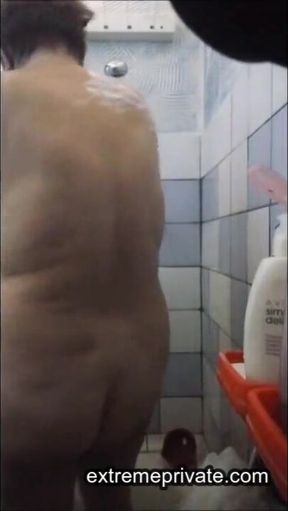 56yo stepmom enjoys water jets on her pussy