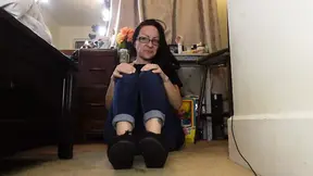 Sluttish MILF worships her stinky feet