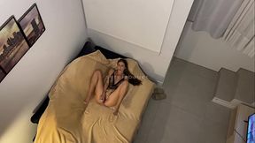 LOIRA DO OLHO AZUL FILMADA PELA CAMERA DE SEGURAN&Ccedil_A USANDO SEU BRINQUEDINHO DE MADRUGADA