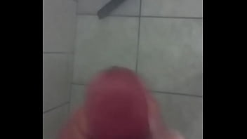 Batendo punheta enquanto toma banho at&eacute_ gozar