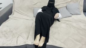An Arab woman named Khalifa masturbates and caresses a pillow with her wet pussy.