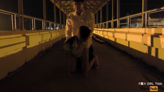 4k thai Fuck student on a footbridge at night. พานักศึกษากลับบ้านตอนดึก เงี่ยนเลยแวะเย็ดบนสะพาน