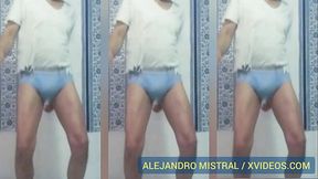 Alejandro Mistral nuevamente en calzoncillos blanco y azul