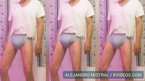 Alejandro Mistral nuevamente en calzoncillos blanco y azul