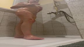 t’aimes quand l’eau glisse sur ma peau. prend du gel douche et nettoies mes ...