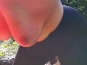 Große nackte Brüste schön abmelken in der Öffentlichkeit