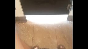 Đi vệ sinh m&agrave_ thằng nhỏ quậy gh&ecirc_