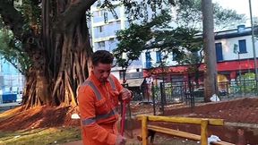 faxineiro estranho varrendo as folhas tambem tem que limpar o cu da chefe loira com uma escova ve